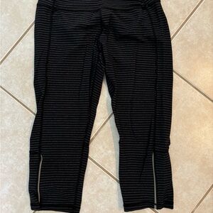 Capri length workout leggings. Scrunch style on back of calf. Black and gray.
